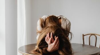 Comment savoir si tu fais un burnout - femme table