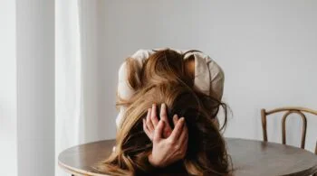 Comment savoir si tu fais un burnout - femme table