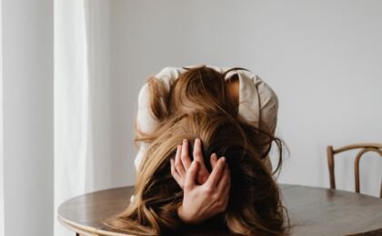 Comment savoir si tu fais un burnout - femme table