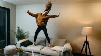 Dépression - pourquoi on se sent mieux le soir - femme cannape