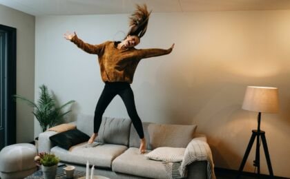 Dépression - pourquoi on se sent mieux le soir - femme cannape