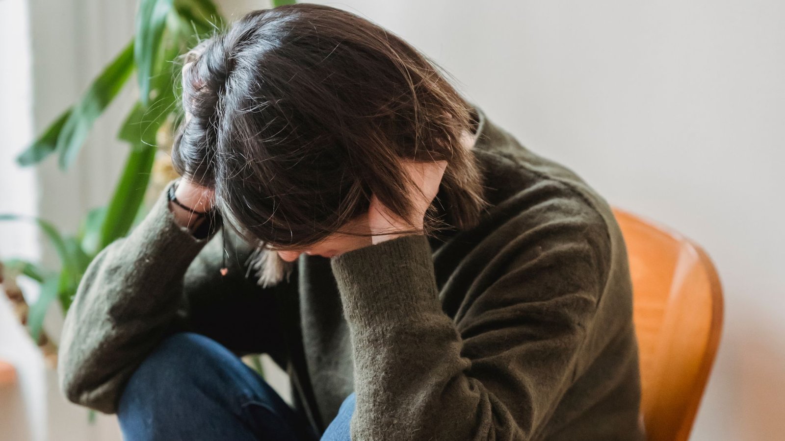 Les effets de la dépression chronique sur la santé - femme mains sur tête