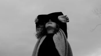 Les effets de la dépression chronique sur la santé - femme en noir et blanc