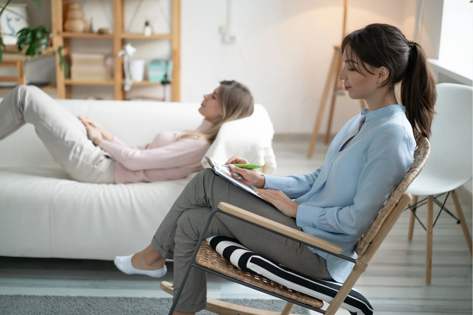 Hypnose pour dépression : pourquoi ça marche - Femme prise en charge douce