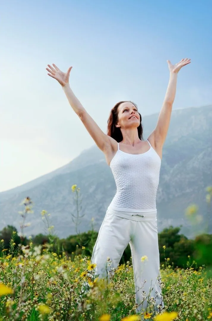 Hypnose pour dépression : pourquoi ça marche - Femme joyeuse 