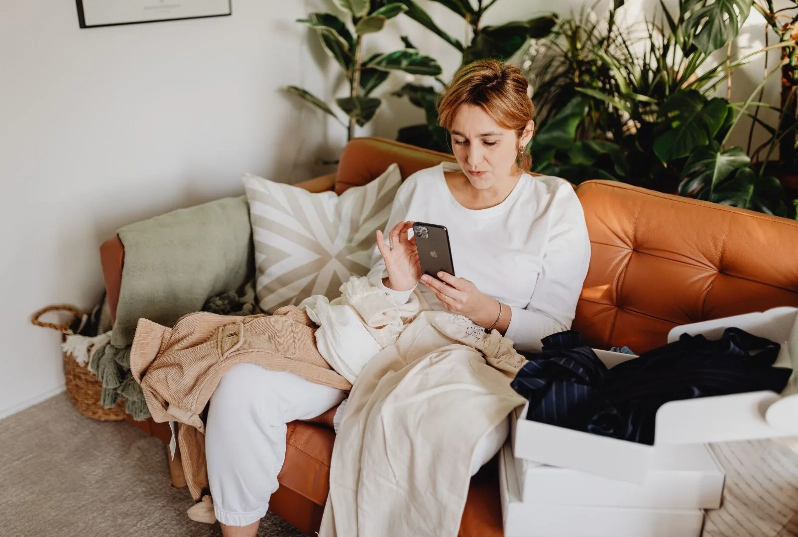 Angoisse matinale : quelle solution hormis les antidépresseurs ? - Femme avec smartphone au réveil