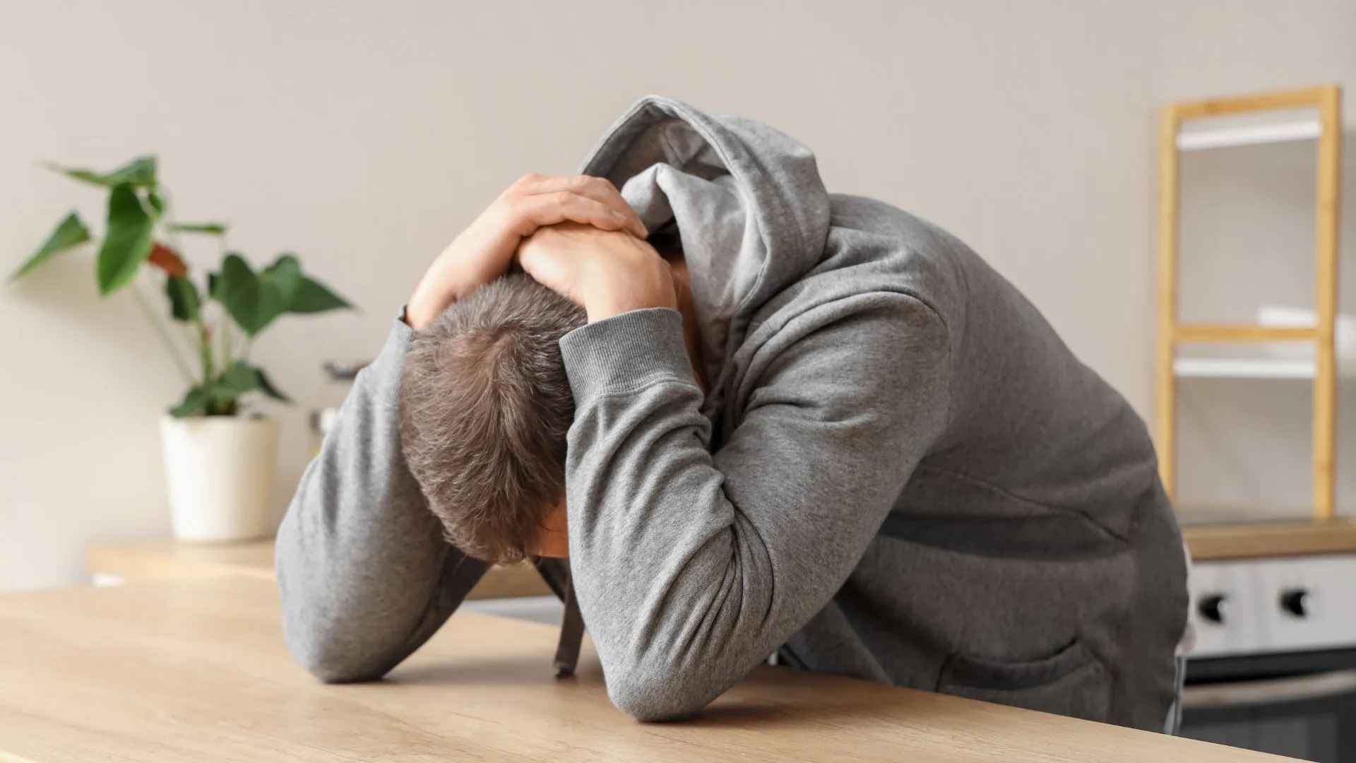 Angoisse matinale : quelle solution hormis les antidépresseurs ? - Homme anxieux 